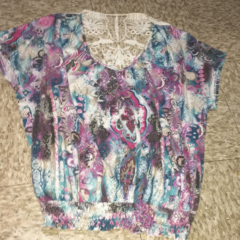 L Pattern blouse with a beautiful lace back